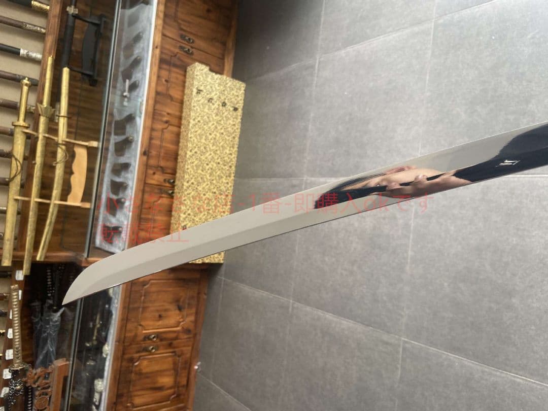 武士の刀で空いっぱいに星の青い穴が開いた  古兵器 武具 刀装具 日本刀 居合刀