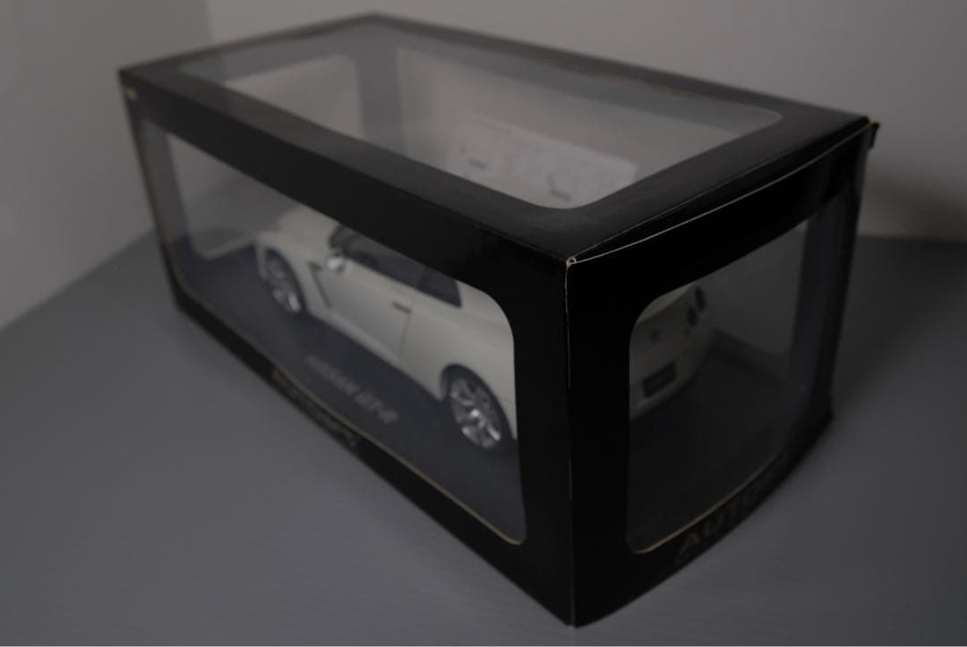 オートアート 日産 35 GTR 白 1/18 ミニカー