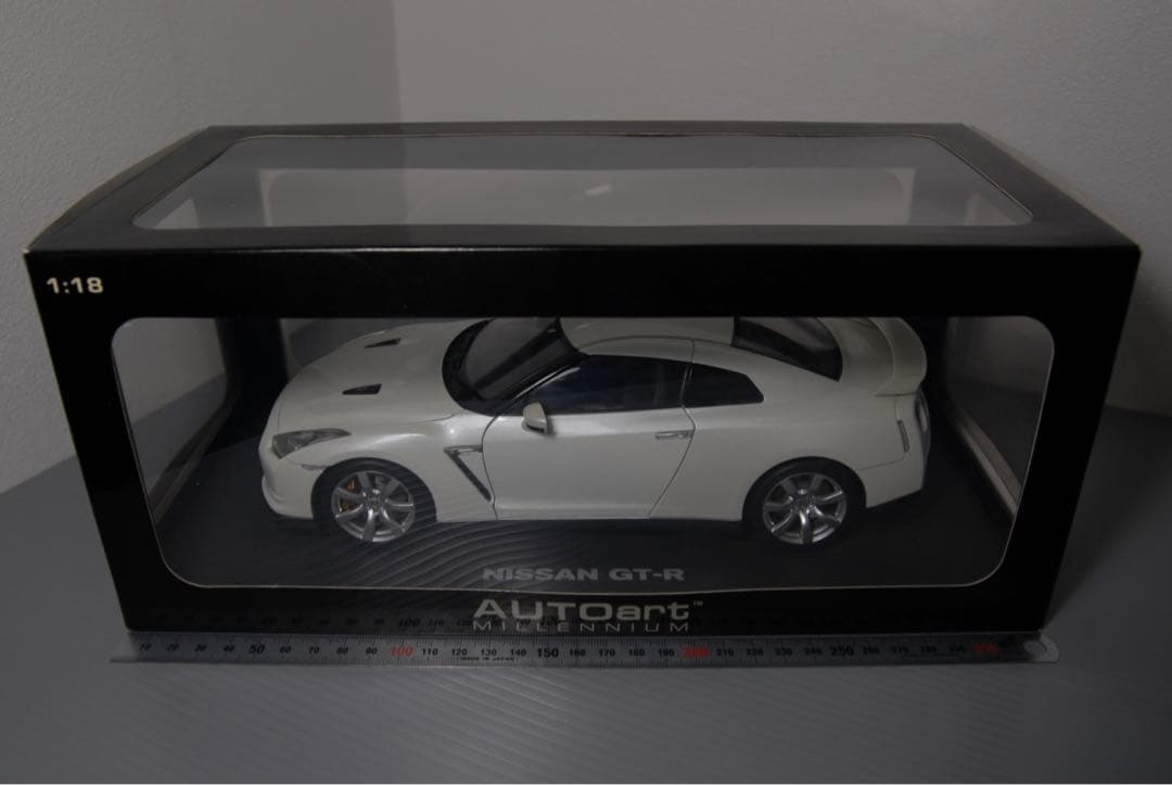 オートアート 日産 35 GTR 白 1/18 ミニカー