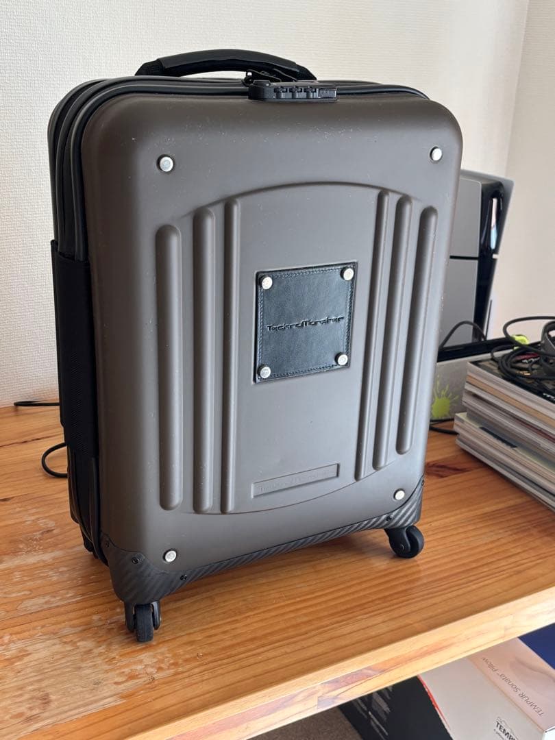 テクノモンスター アルミ カーボン スーツケース