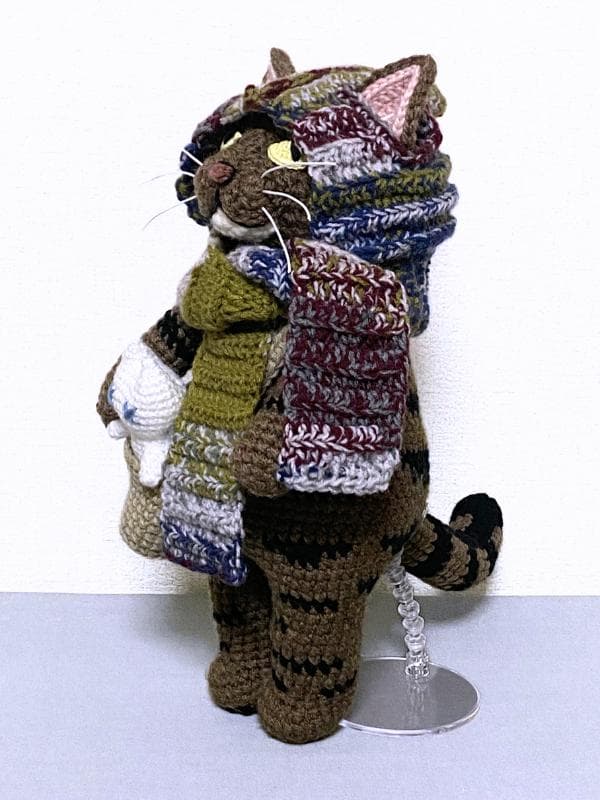 いっしょにおでかけ♪フード付きマフラーのキジトラ猫さんのあみぐるみ