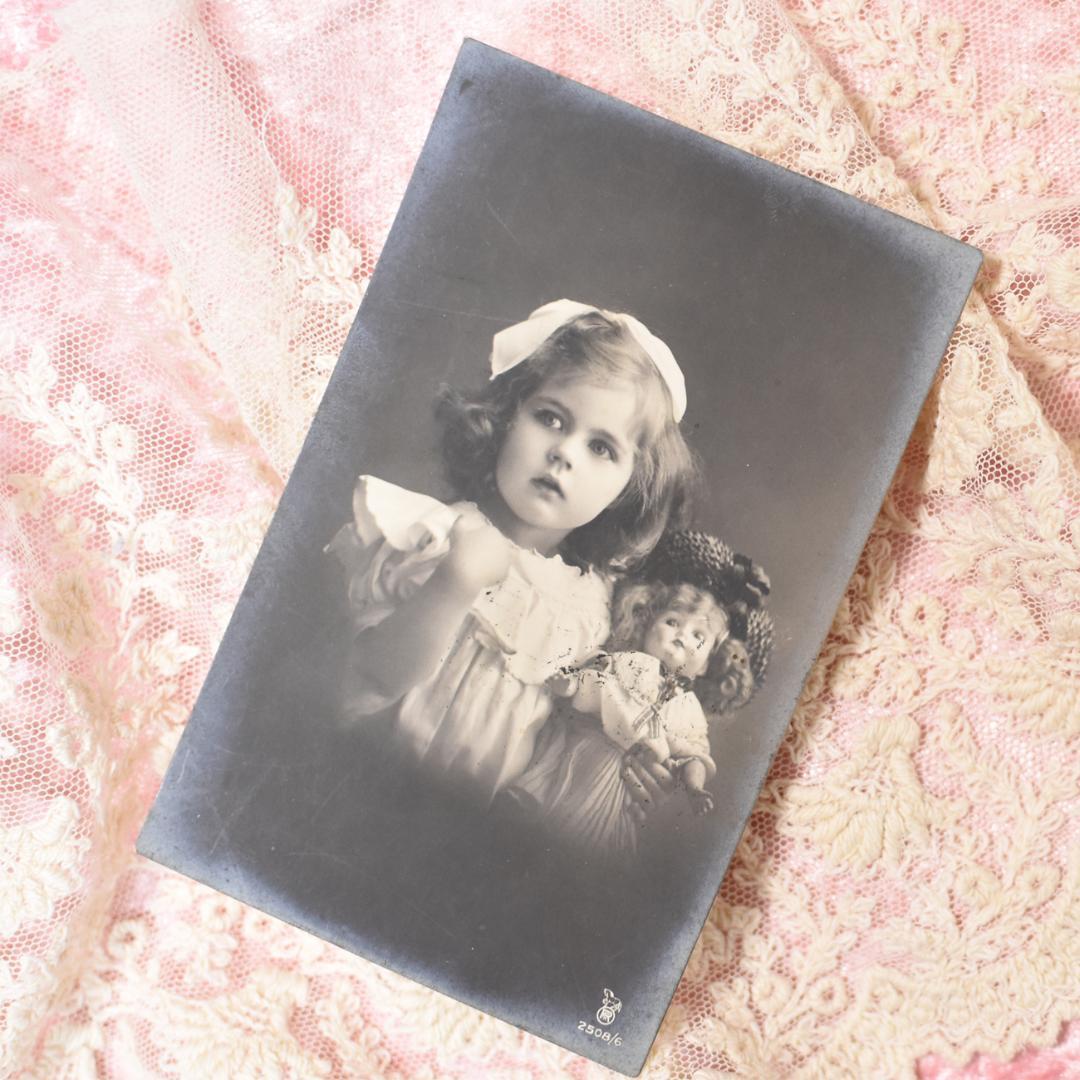 *アンティークポストカード　お人形と可愛い少女