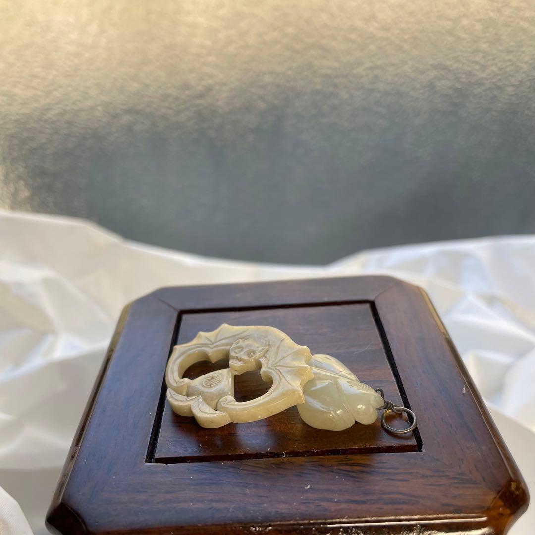 砡　砡石　玉　中国　China アンティーク　骨董　蝙蝠　手彫り　ペンダント　石
