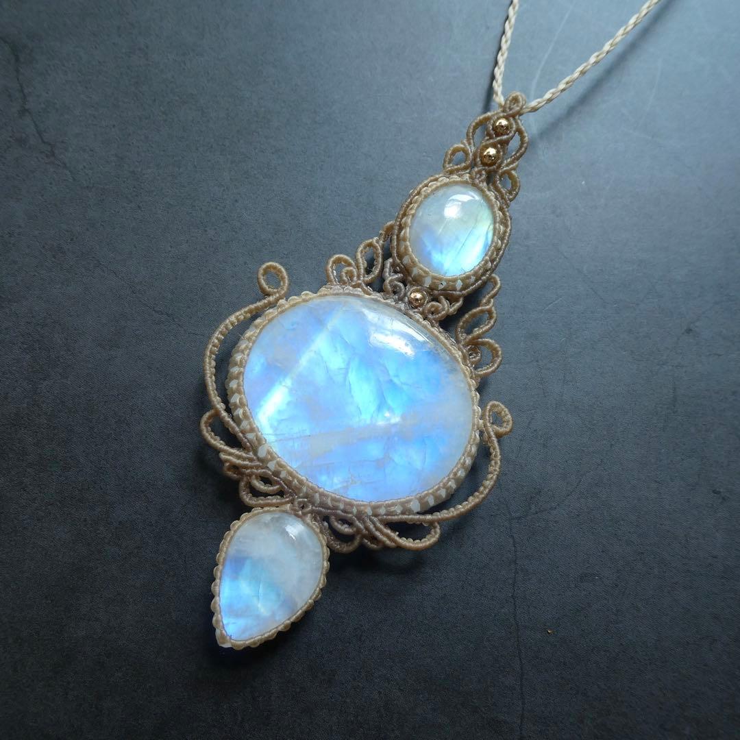 ３つのレインボームーンストーンのマクラメネックレス