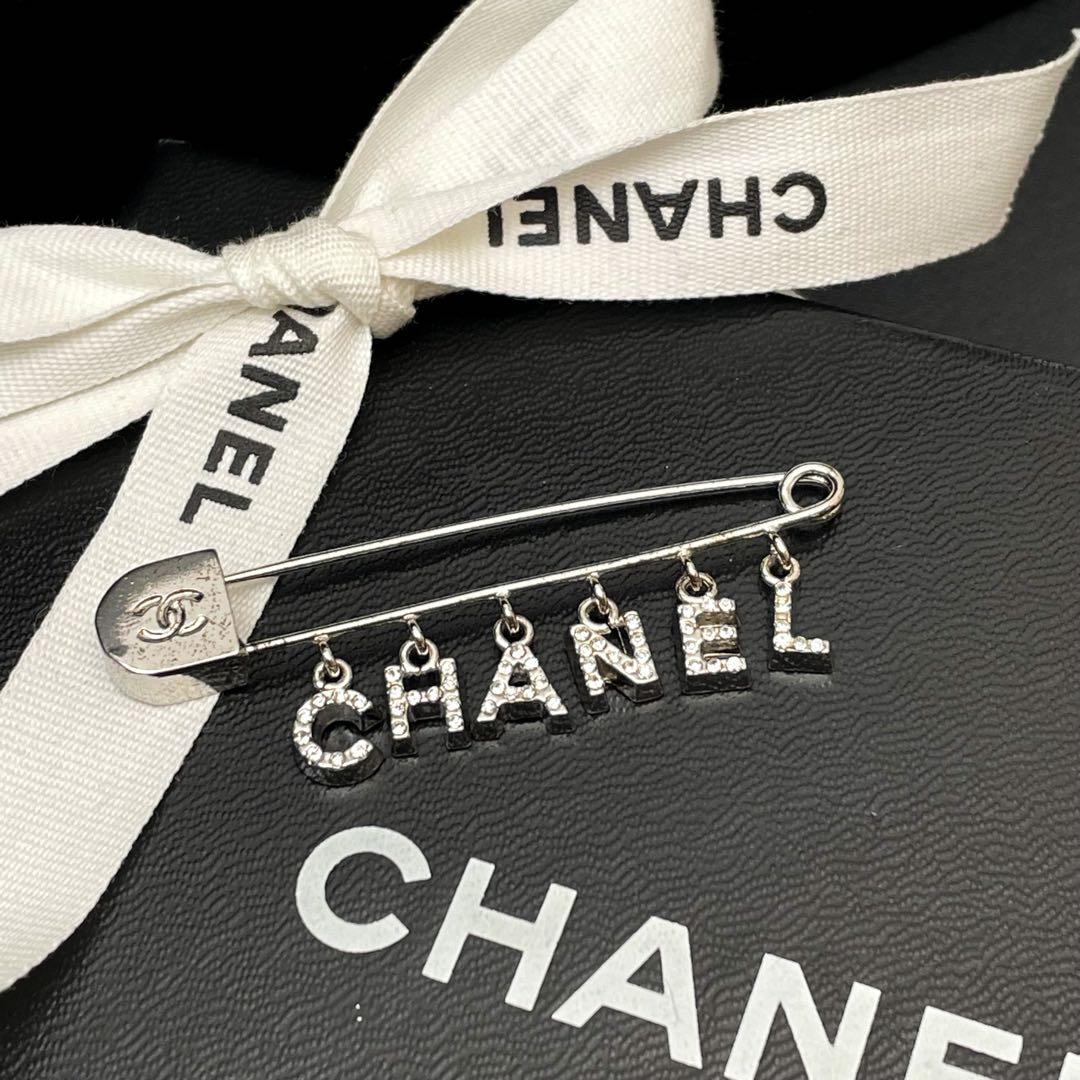 シャネル ロゴ ラインストーン ピン ブローチ コサージュ シルバー 01P