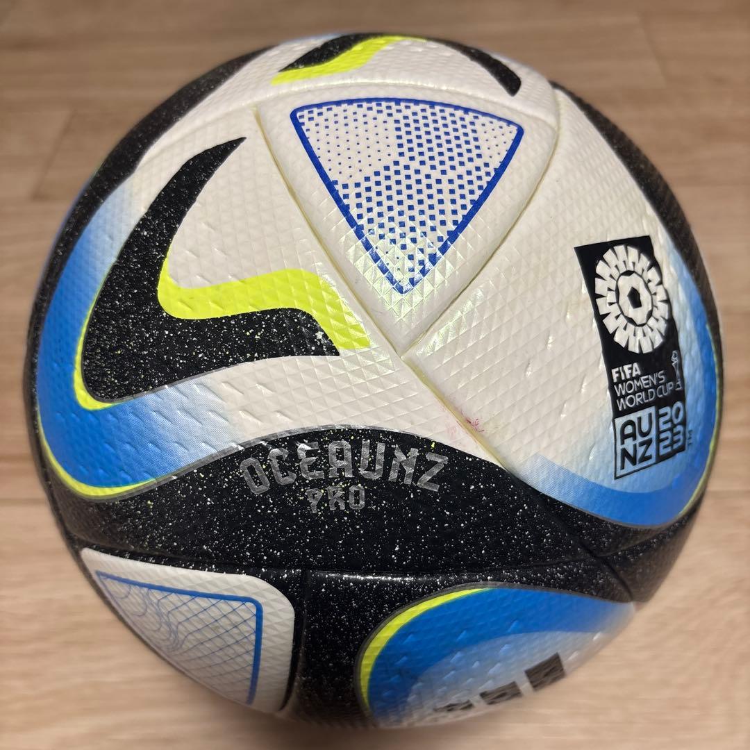 アディダス　サッカーボール5号球