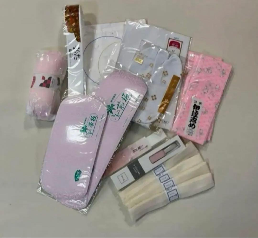 シックな黒地モノトーン薔薇と乱菊の振袖フルセット