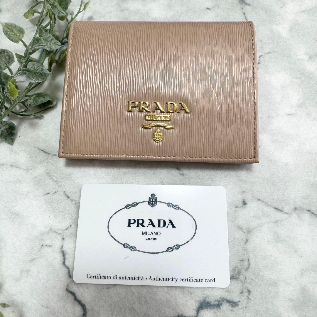 【美品】PRADA 二つ折り財布 ロゴ金具 サフィアーノレザー ベージュピンク