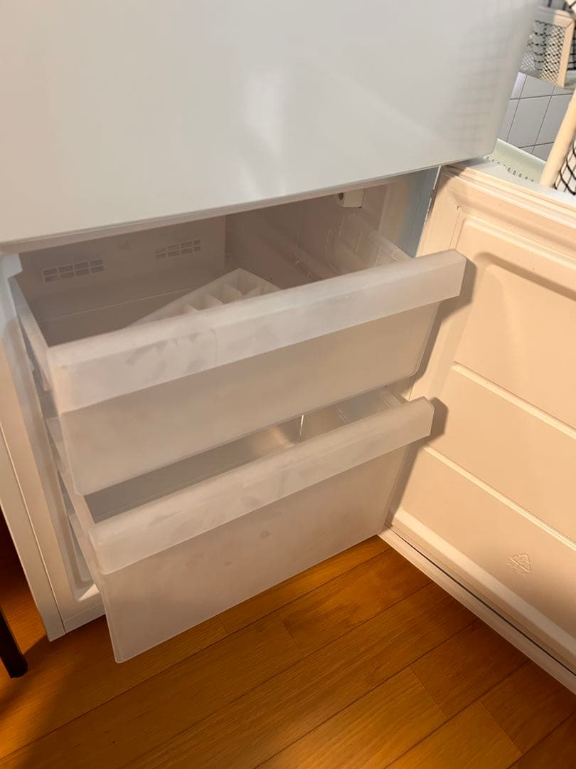 引取希望！ハイアール　2022年式！ホワイト冷蔵庫 LEDライト付き 上開き