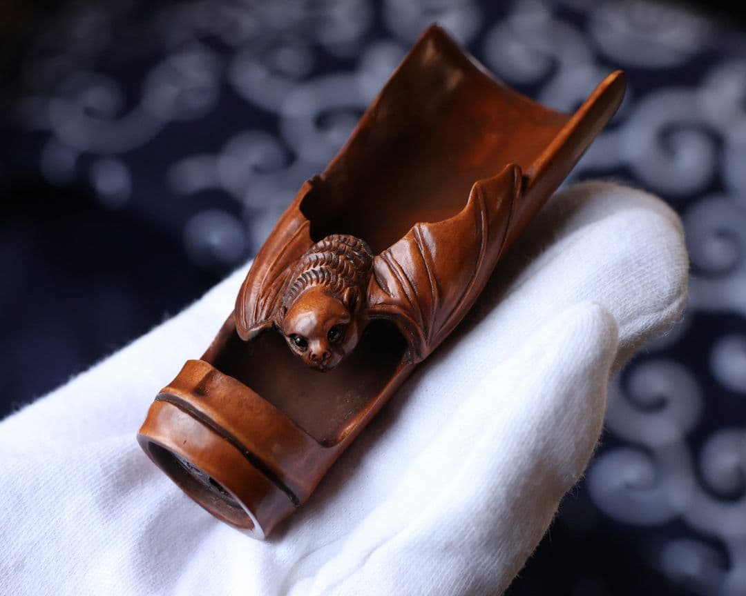 木製 提物 根付 玉松(銘) 茶合形 蝙蝠 彫刻 木彫り【MA926】