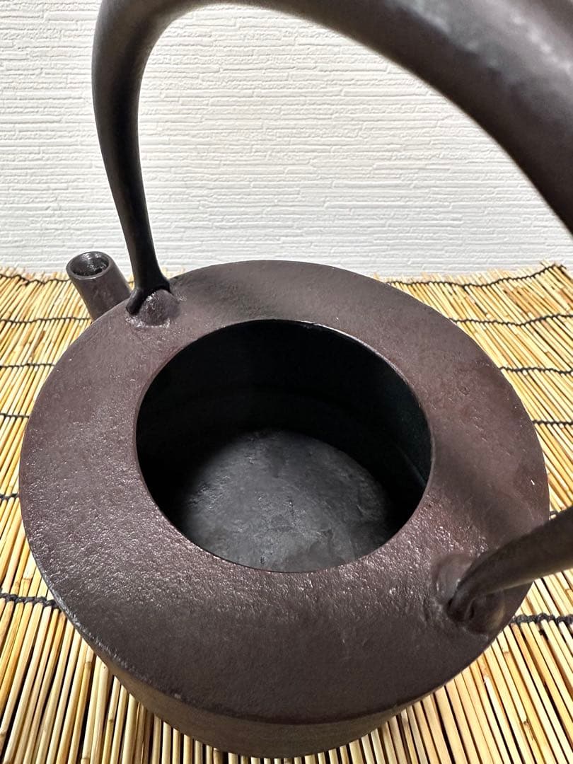 未使用品、供箱等付属品付　水沢鋳物工業協同組合販売　肩衝糸目　１２型　南部鉄瓶