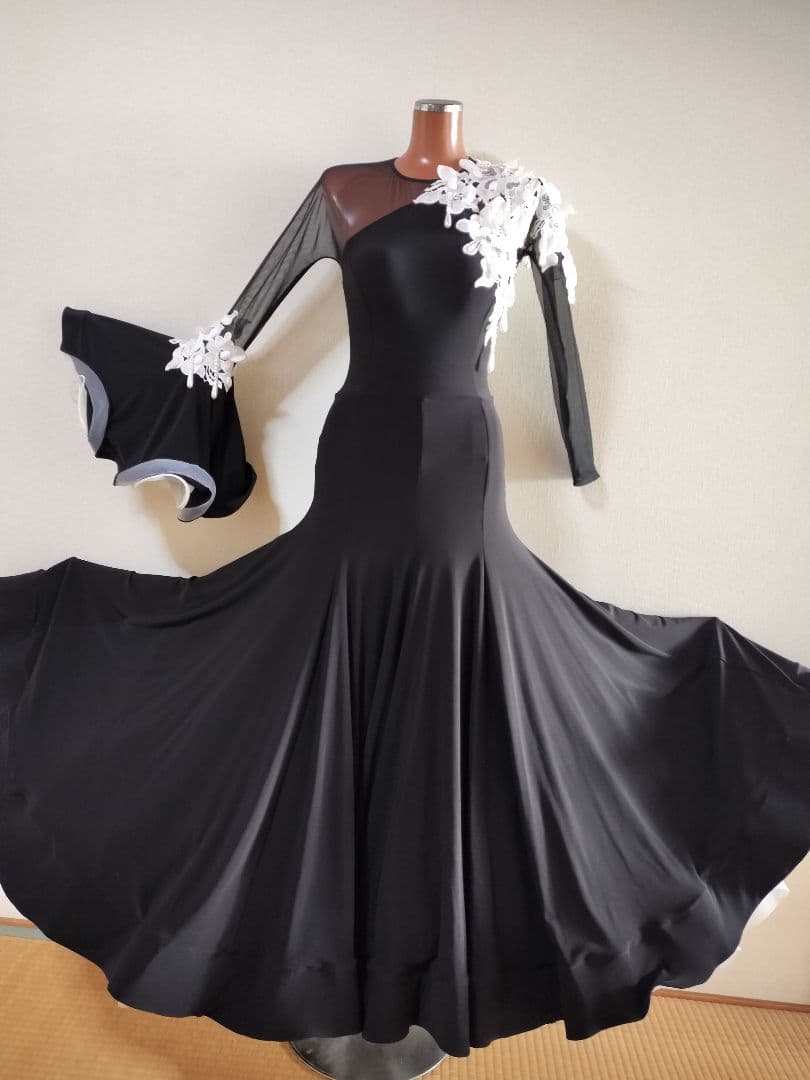 ジャンティ社交ダンス、スタンダードドレス、黒いドレスに白い小花が素敵！