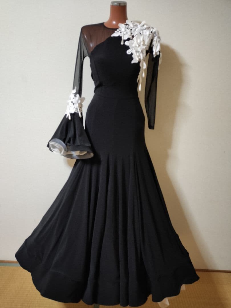 ジャンティ社交ダンス、スタンダードドレス、黒いドレスに白い小花が素敵！