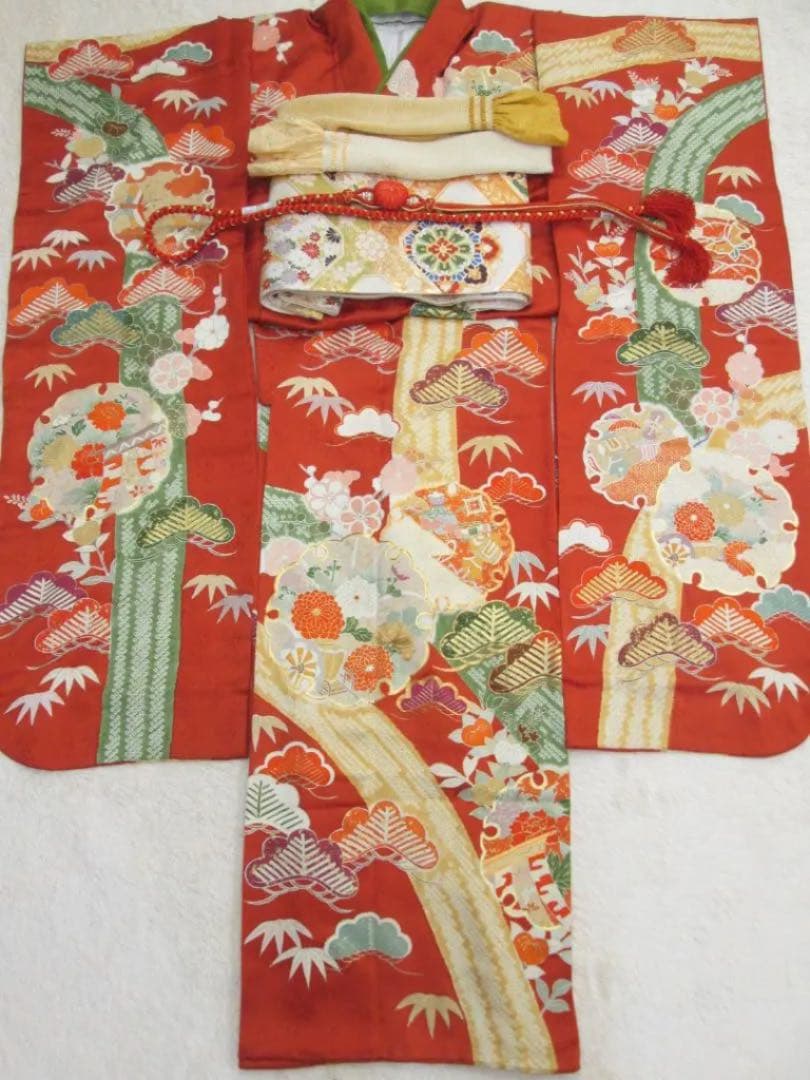 本加工☆朱赤☆絞り金駒刺繍振り口付き振袖