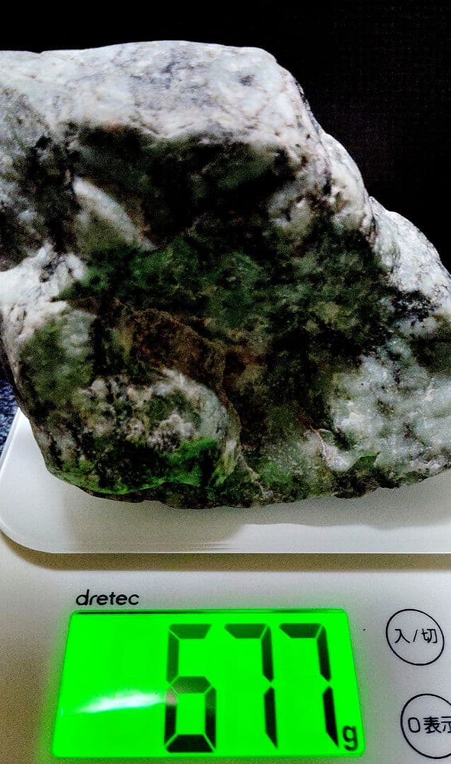 ★翡翠原石★青海川・硬玉【川ズレ・カット677ｇ】