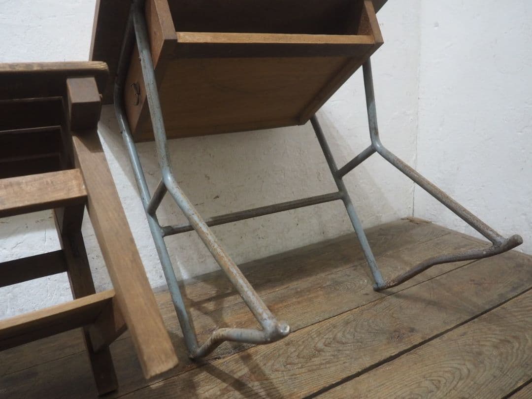 1323 ①ヴィンテージ　レトロな学校机と椅子　テーブル　イス　古家具　子供用