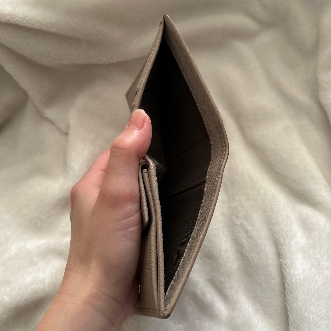 PRADA 二つ折り財布 ベージュ