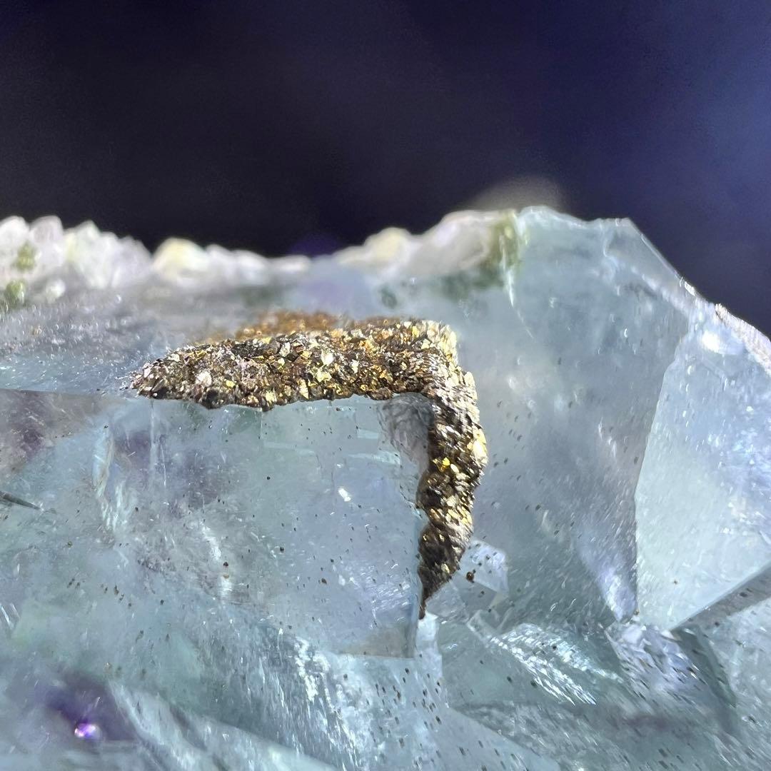 ヤオガンシャン産　パイライト、ドロマイト共生ライトブルーフローライト