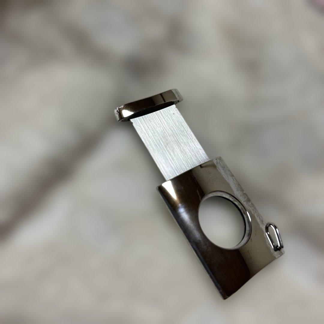 パープルレザー製のLouis Vuittonシガーカッター