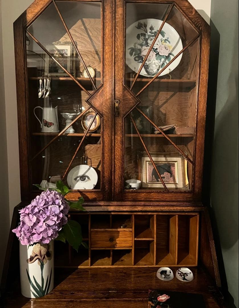 イギリスから届いたアンティークの本棚付きデスク、ビューロー