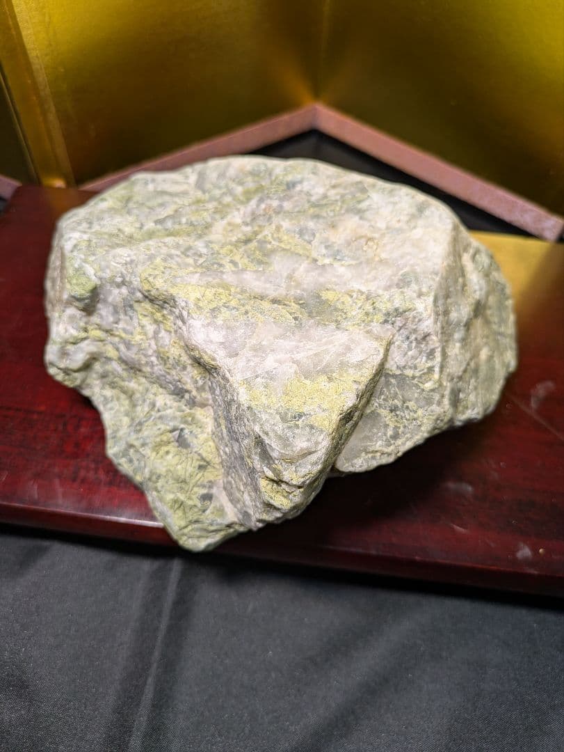 原石 2.4kg 石英の一種？天然石 鑑賞石 希少 レア品