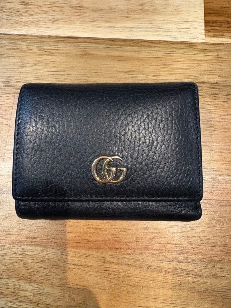 ブラックレザーの三つ折り財GGロゴ