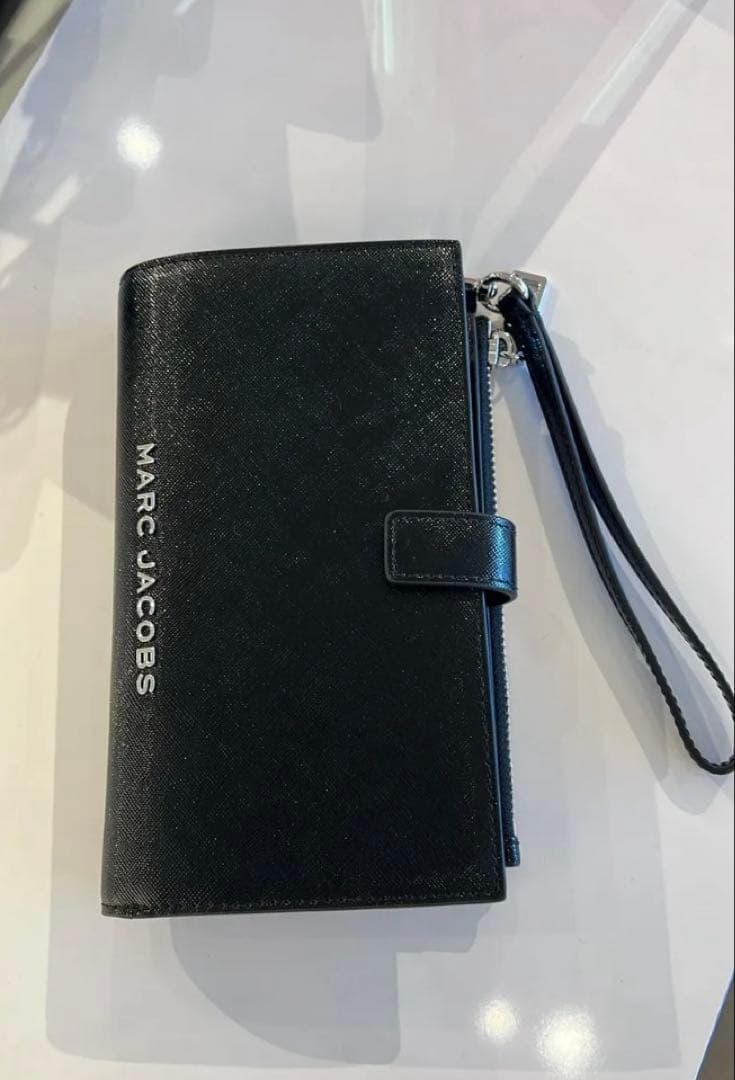 即購入可✰【新品】MARC JACOBS 二つ折り財布 黒フォンリストレット