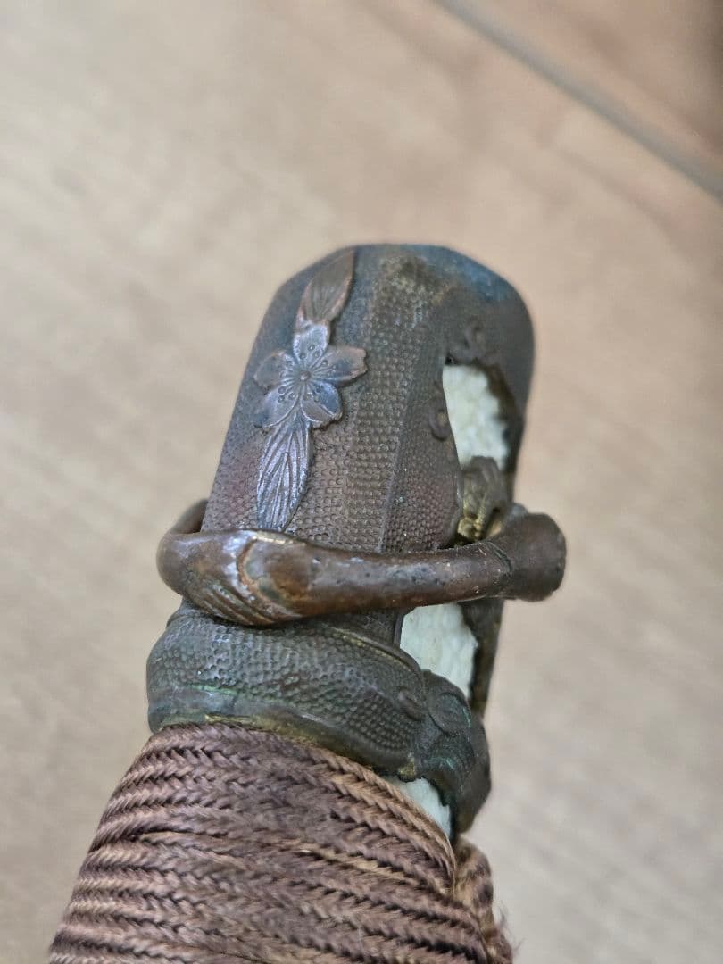 第二次大戦中実物　98式将校軍刀拵え(刀身なし)　8枚切羽　家紋入り　揃い部品