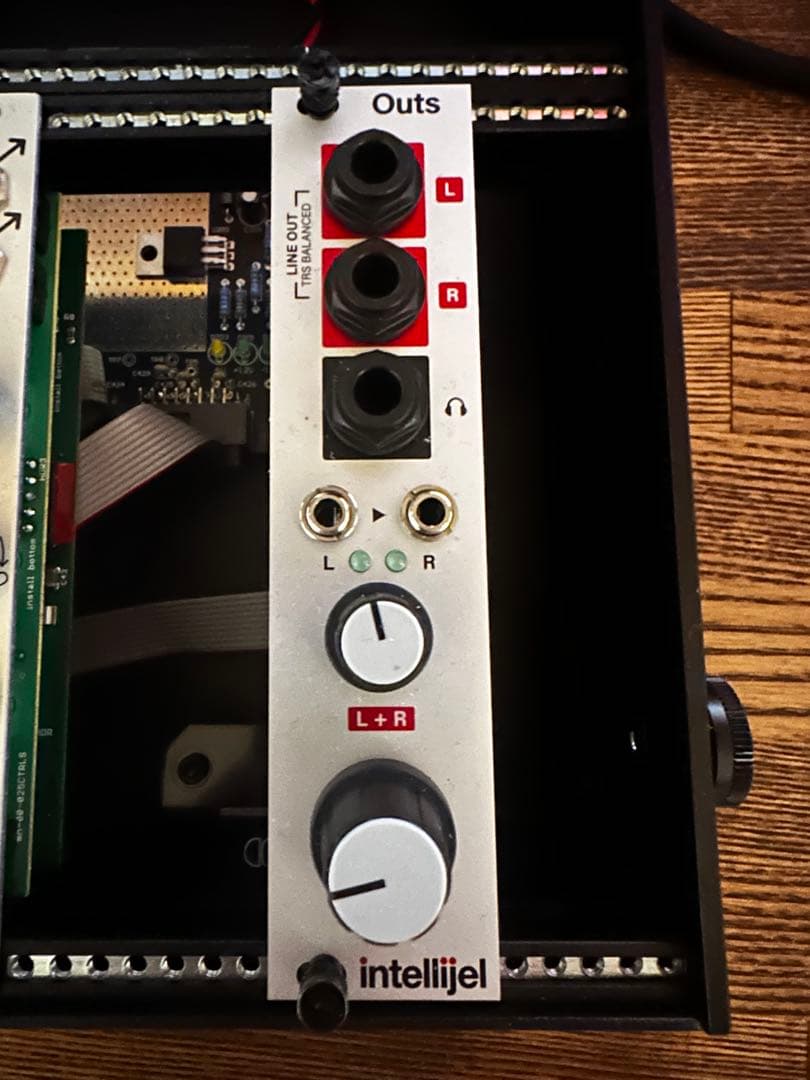 Intellijel Designs Outs モジュラーシンセ