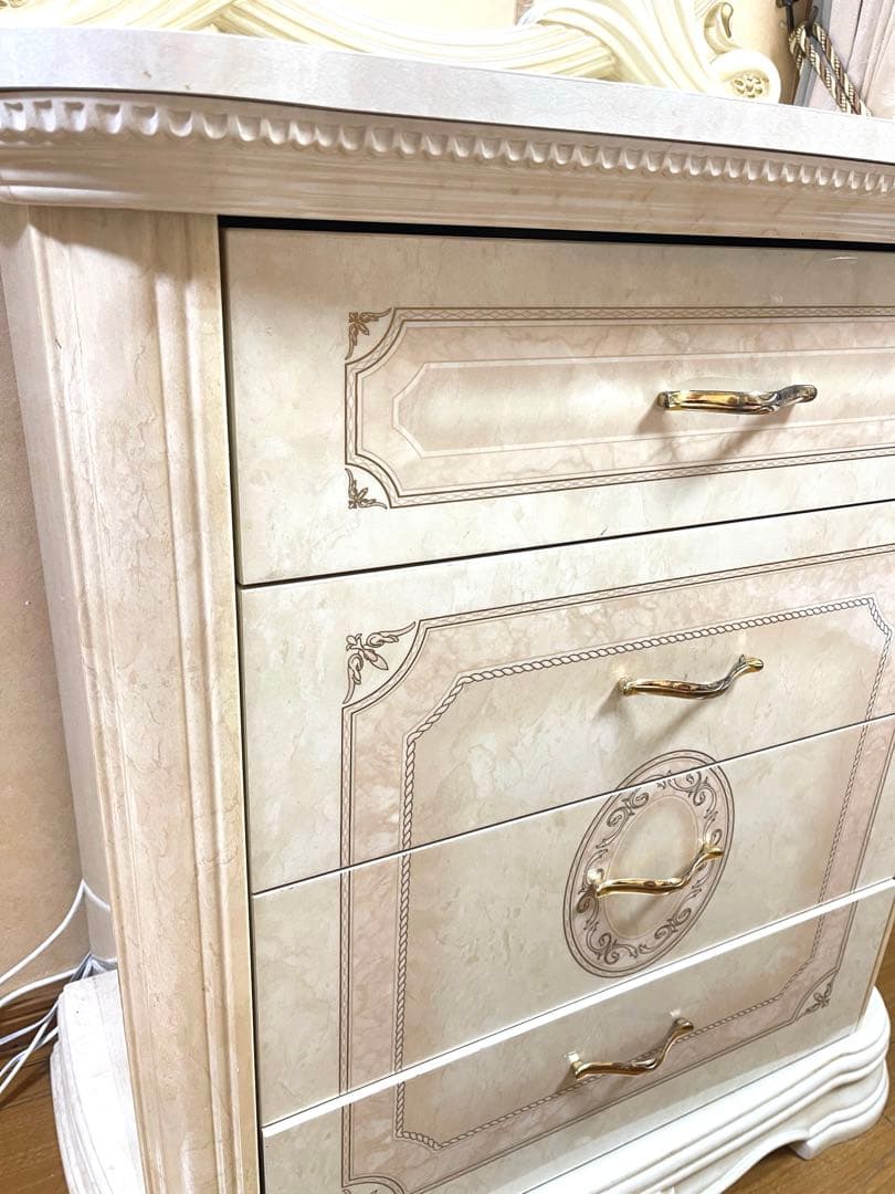 n*1様 再値下げ　イタリア家具　サルタレッリ　クリーム色の木製チェスト