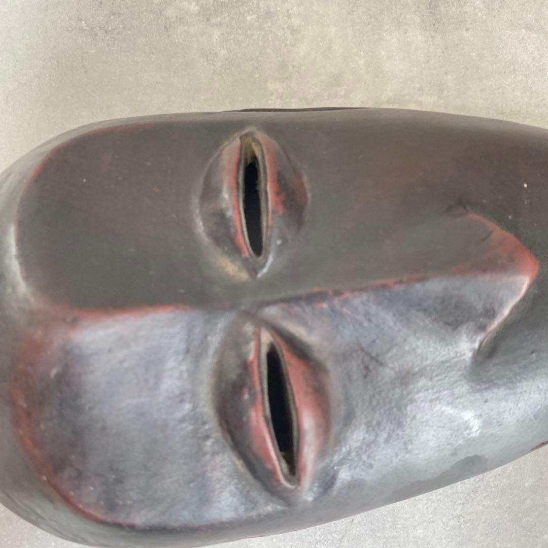 アフリカ工芸品　コートジボワールのマスク　ルーブル型取り工房、9 x 17 cm