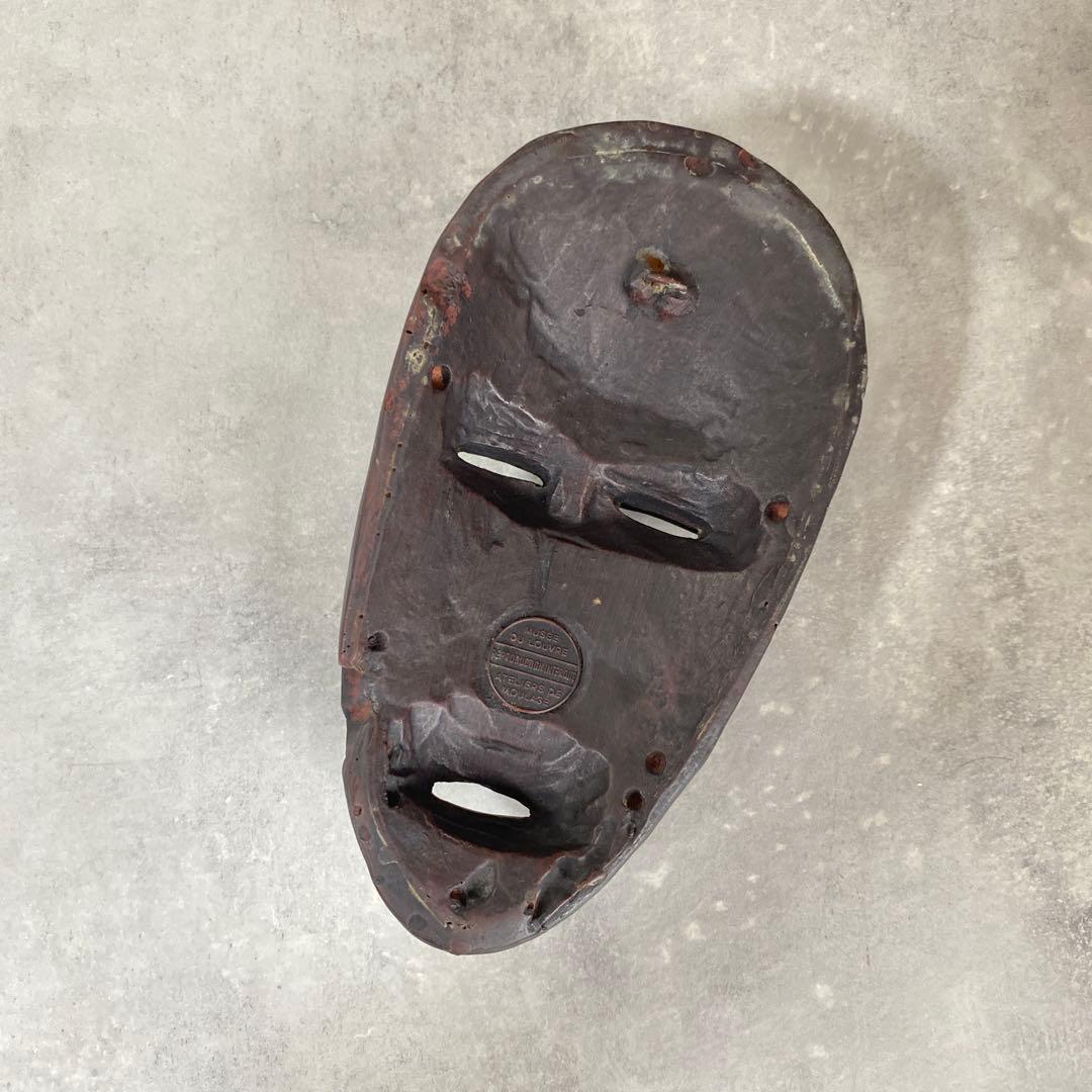 アフリカ工芸品　コートジボワールのマスク　ルーブル型取り工房、9 x 17 cm