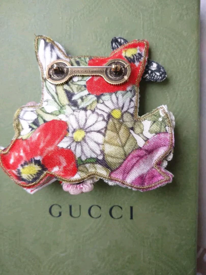 値下げ【希少】GUCCI ヒグチユウコ 刺繍ブローチ