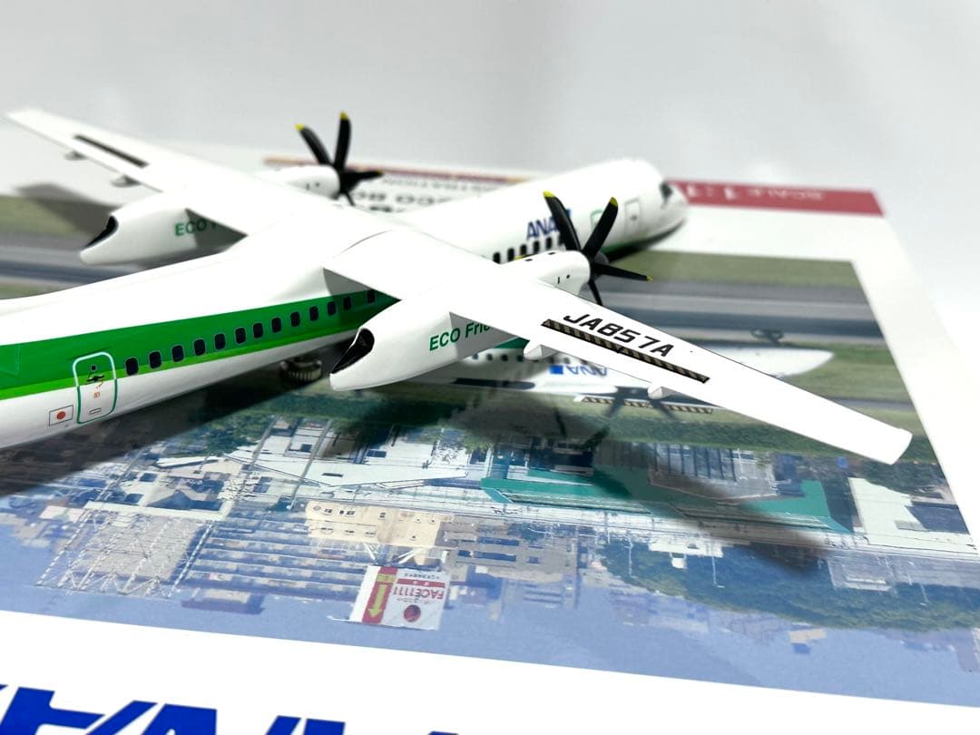 全日空商事 1/100 ANA DHC-8-400 NH11013 台座付き