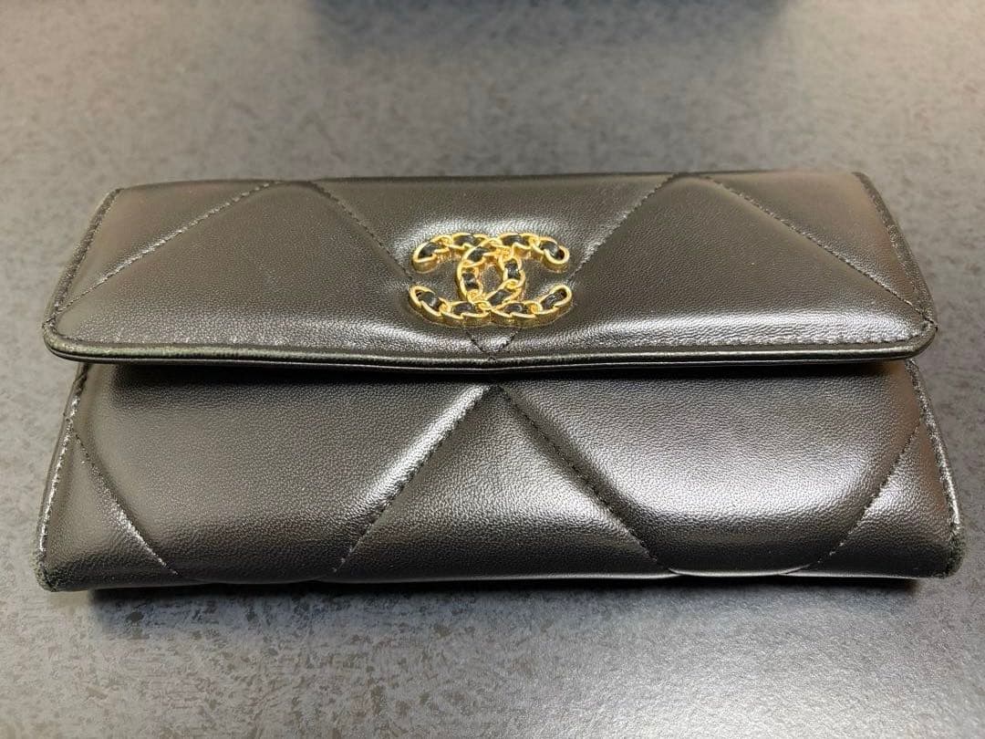 CHANEL 19 ロングフラップウォレット