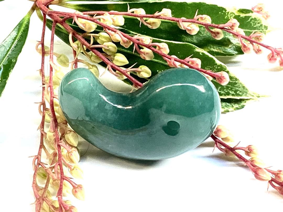 再結晶線入り糸魚川コン沢青翡翠 極上濃厚勾玉　宝石質の透過‼️極上高品質本物保証