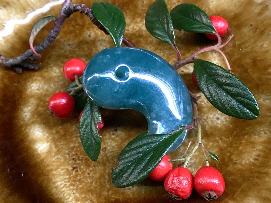 再結晶線入り糸魚川コン沢青翡翠 極上濃厚勾玉　宝石質の透過‼️極上高品質本物保証