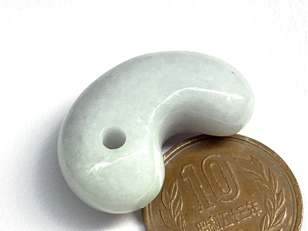 ✳白から秘めたラベンダー色へ‼️本物　糸魚川翡翠硬玉ジェダイト　お守りに　鑑別書付