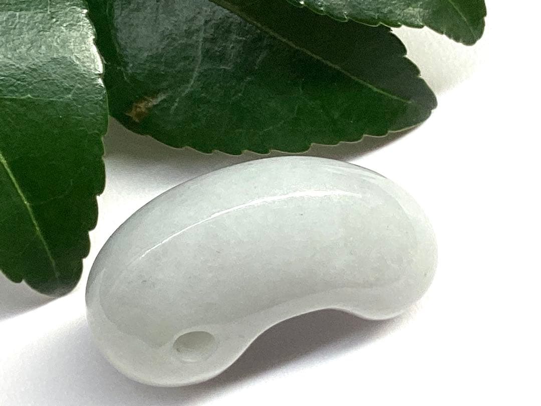✳白から秘めたラベンダー色へ‼️本物　糸魚川翡翠硬玉ジェダイト　お守りに　鑑別書付