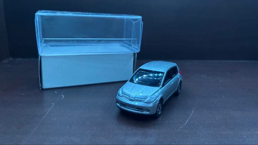 トミカ 日産 ティーダ ブリリアントシルバー カラーサンプル