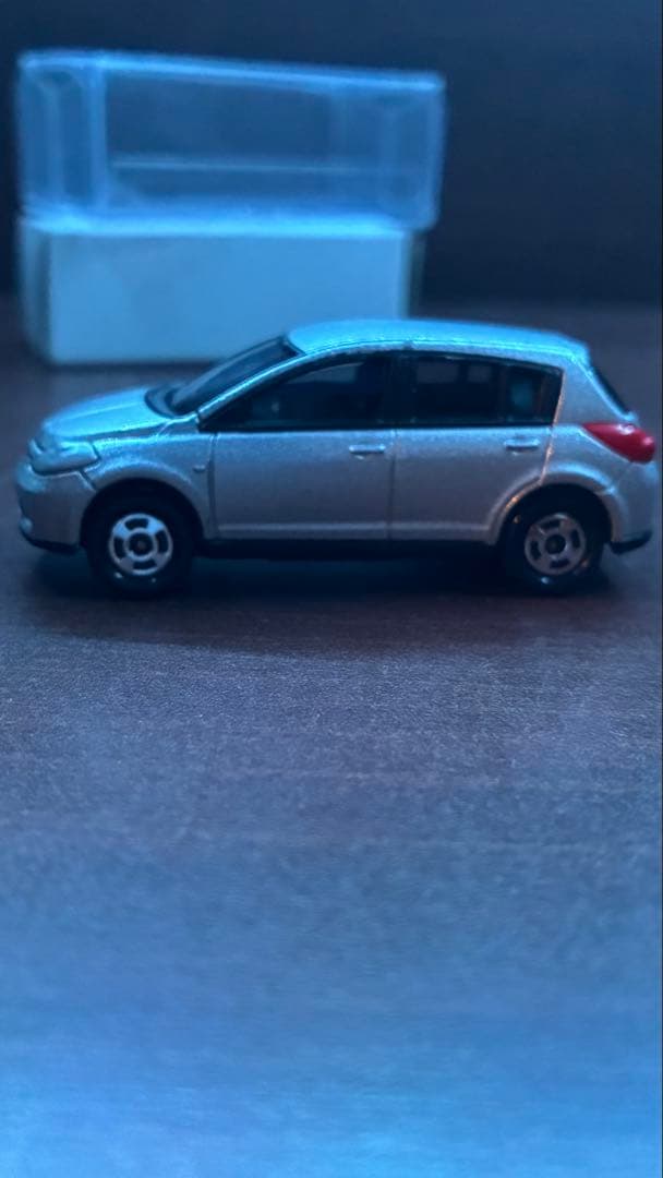 トミカ 日産 ティーダ ブリリアントシルバー カラーサンプル