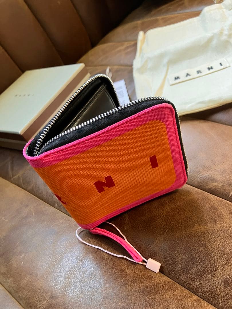 marni マルニ　財布　ピンク　オレンジ　ウォレット　二つ折り　ラウンドジップ