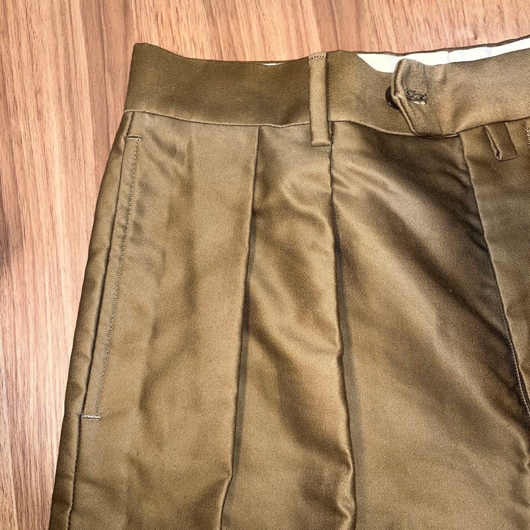 NEAT プリーツ入り チノパン オリーブ