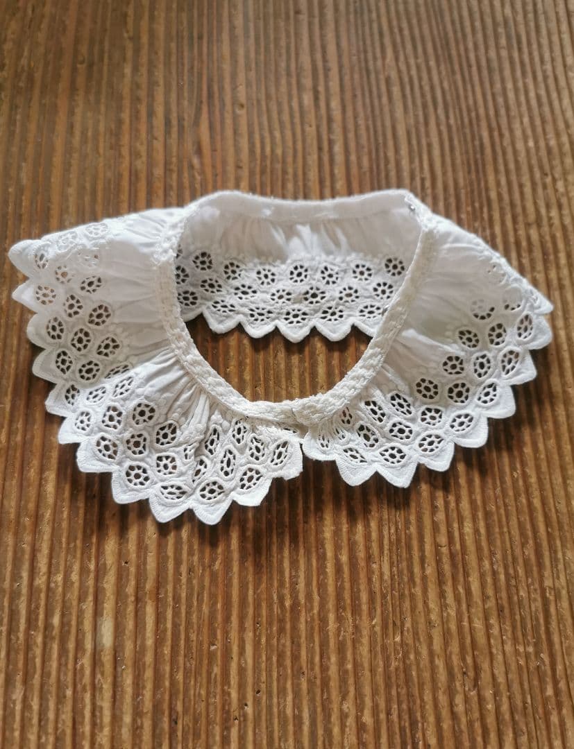 アンティークフランス 透かしと盛上げ手刺繍のガロンレース スカラップトリム付け襟