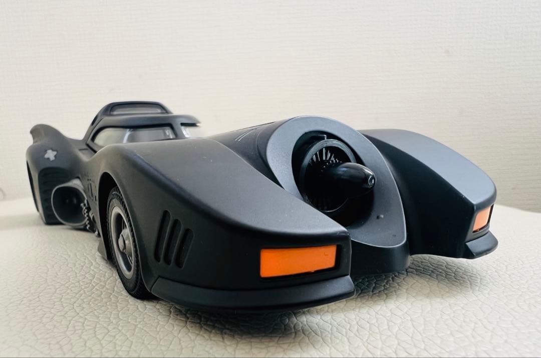 1:24 1989年映画版合金製バットモービル（新品.組立不要）