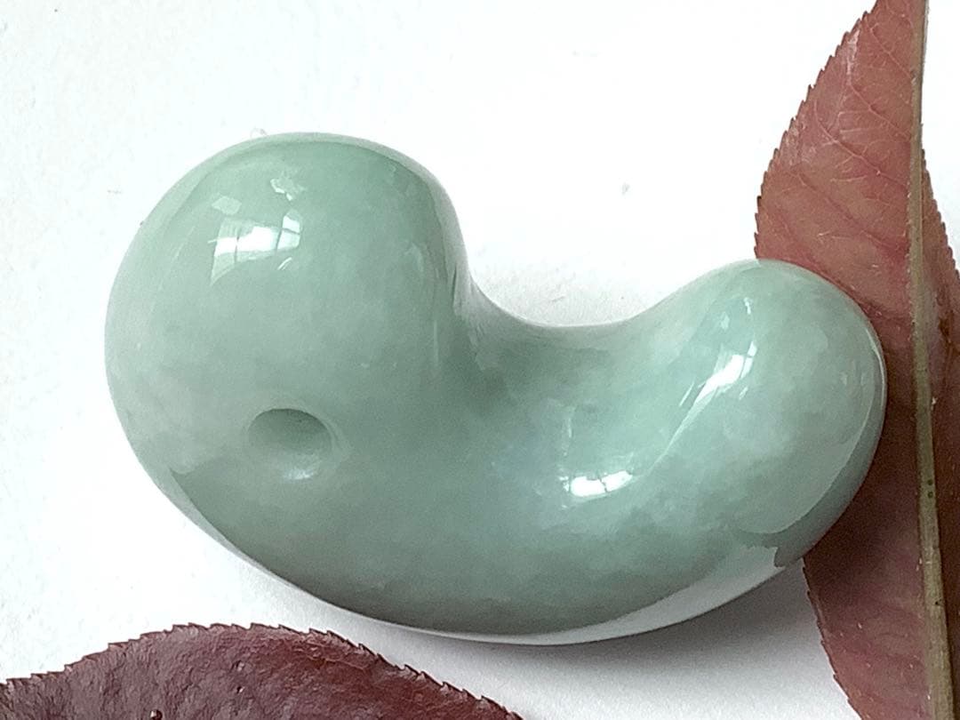 ✳味身良好極上　絶対のおすすめ‼️30万円以上します糸魚川翡翠勾玉　鑑別書付極上物