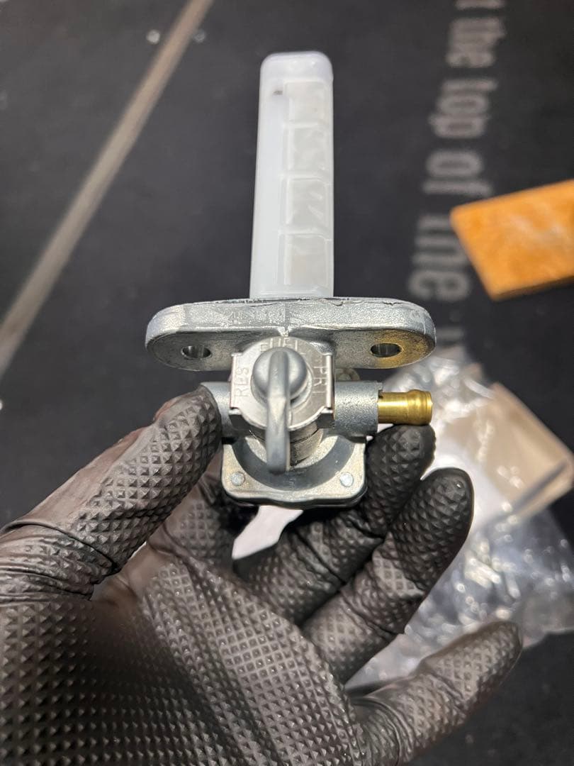 gsx250e gsx400e ザリ　ゴキ　ガソリンコック新品