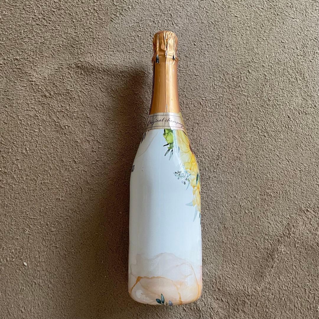 かとみかサイン入りスパークリングワインボトル