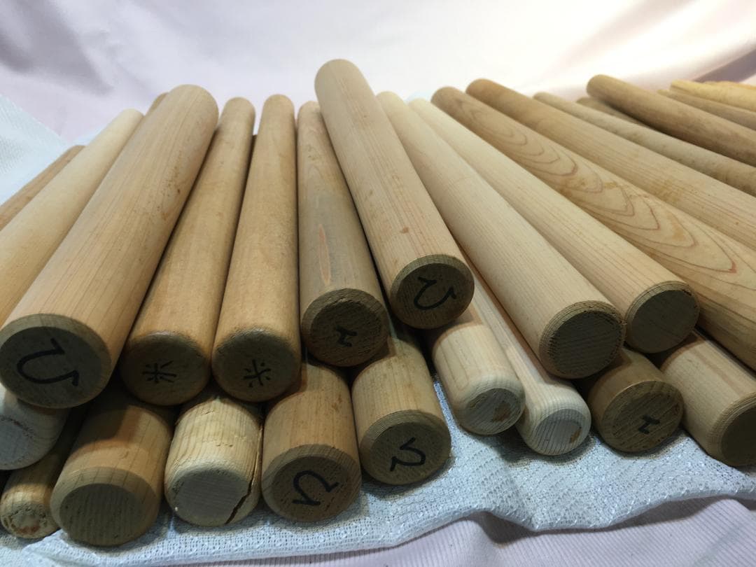 メ*ン様 nt250716-001j 木製バチ 多数 丸棒 バチ 太鼓 棒 ステ