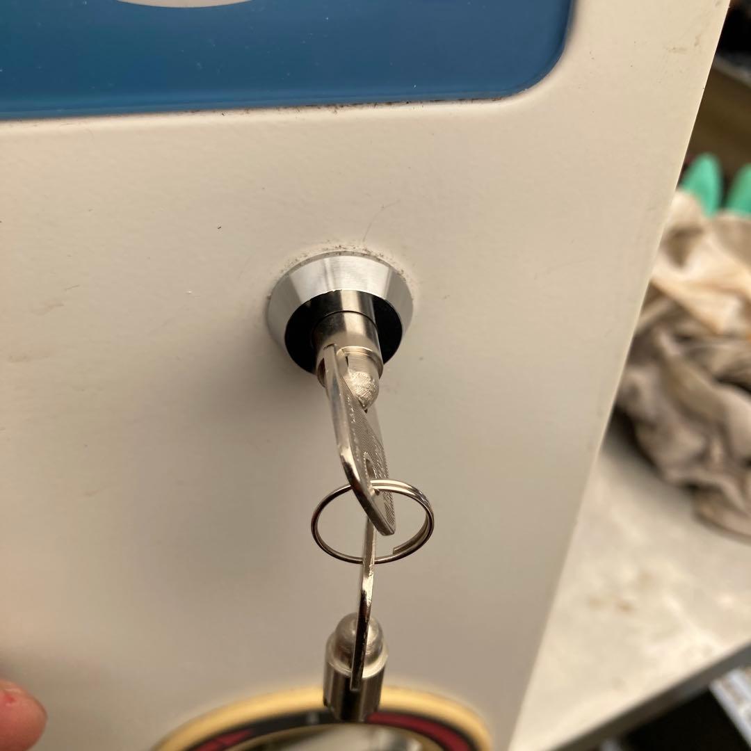 ガチャ機　カードガチャ　手動式自動販売機　鍵交換済み